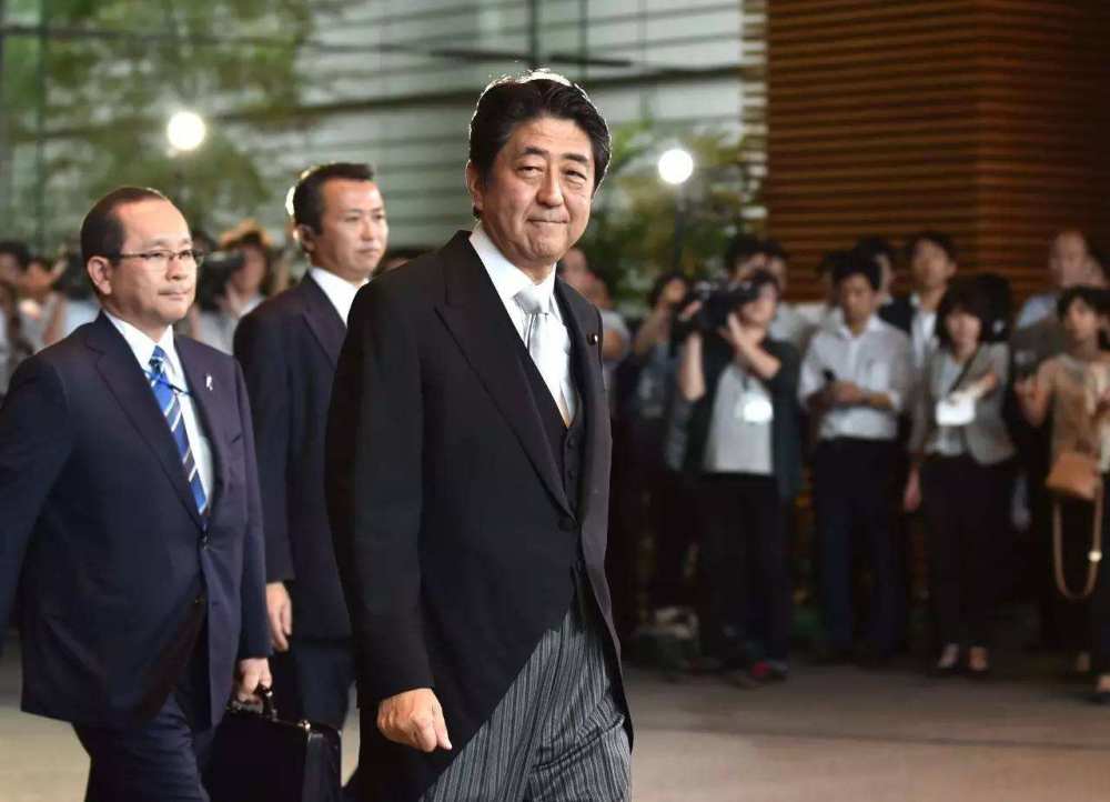 第三次出任首相菅义伟刚上台日本就传出一个声音安倍表态了