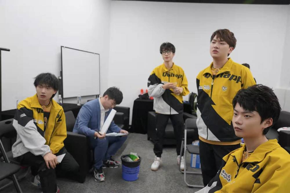 所以这场比赛队伍还是要以稳妥为主,而在首发阵容上,俱乐部也做出了