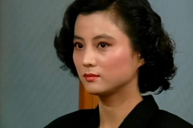 明星,之后又出演了《西游记》中的玉兔精,还演唱片中的插曲十亿中国人