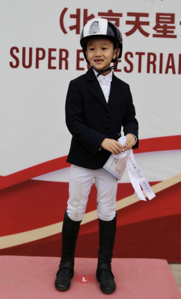 于谦|于谦首次曝光7岁二儿子，7年前曾澄清二婚，俩少爷拜郭德纲为师