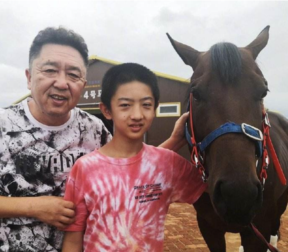 于谦|于谦首次曝光7岁二儿子，7年前曾澄清二婚，俩少爷拜郭德纲为师
