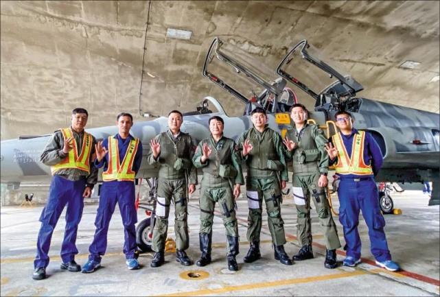 空军台东基地进行特检后首飞,台空军司令熊厚基上将特别前往同乘飞行