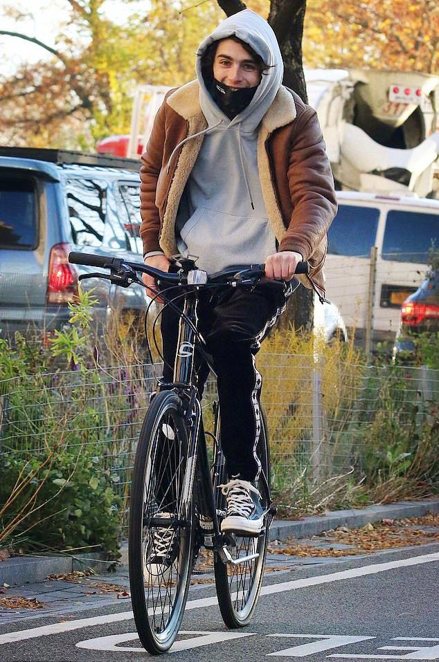 甜茶穿卫衣上街骑单车,素颜出镜状态能打,全方位无死角像拍画报_腾讯