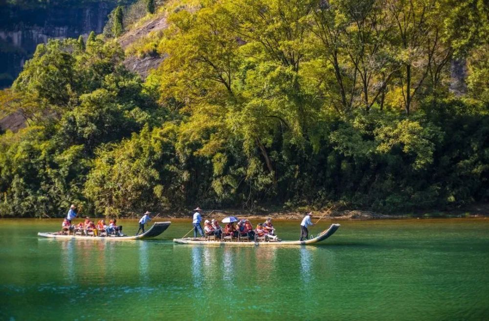 途中遇到奇岩怪石,名峰古洞,乃不辞万险,攀跻奋登,甚至扪萝悬棘,不达