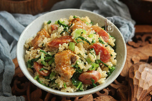 周末最爱吃这饭 随手一焖省事还营养 一周吃三次都不腻 真开胃 腊肠焖饭 电饭锅 萝卜菜 排骨 米饭