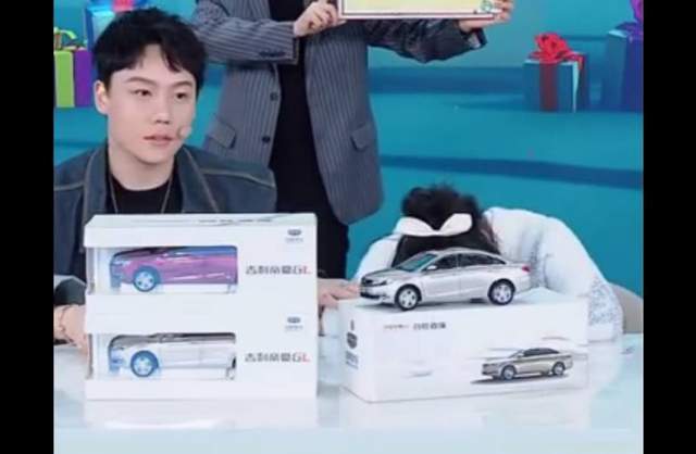 谢娜|真怀二胎了？谢娜直播身体不适出现干呕，疑似是妊娠孕吐反应