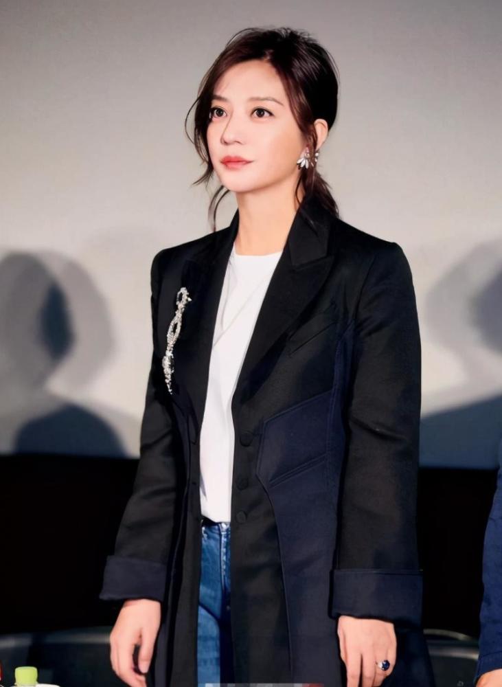 赵薇|娱乐圈的“隐形”富豪，除了霸气的赵薇之外，还有低调的她