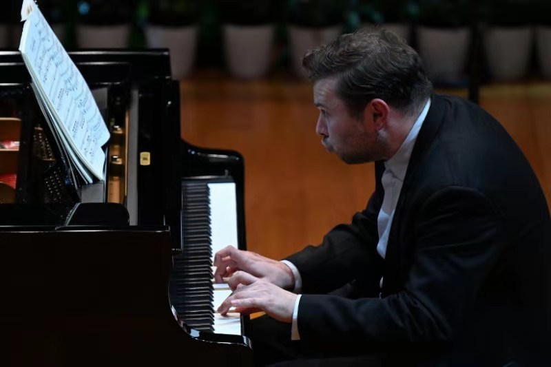 小提琴家吕思清携手钢琴家米沙·纳米诺夫斯基,观众沉醉在"春天"里