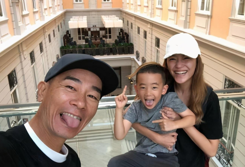 神仙爱情!陈小春晒纪念海报庆祝锡婚,应采儿产后恢复快露s身材