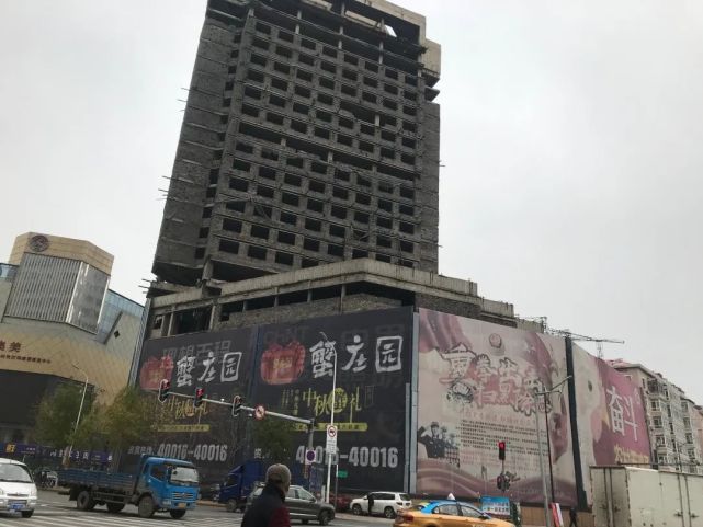 道外区大新街200号的"艺华大厦",已有26年的烂尾历史.