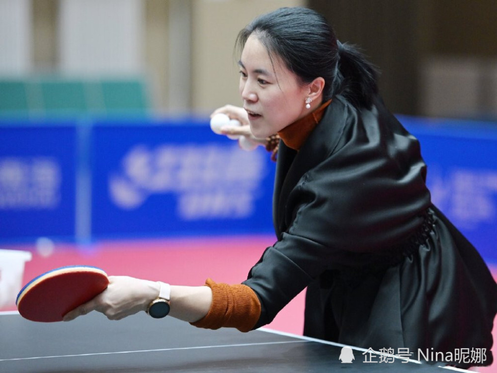 42岁奥运冠军王楠真放得开光脚穿西装长裤大战师妹姜果然还是老的辣