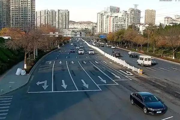 (1)福州北路北进口渠化为六进五出,车道属性为"掉头 4直行 直右";具体