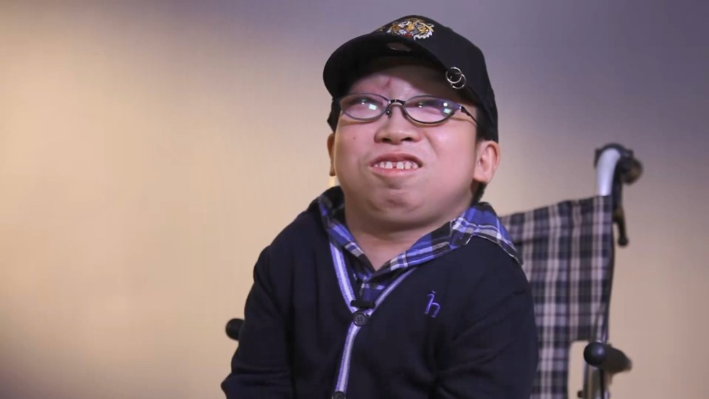 从死神手中逃离后罕见病男孩坐轮椅去看f1赛车如今再遇失明风险