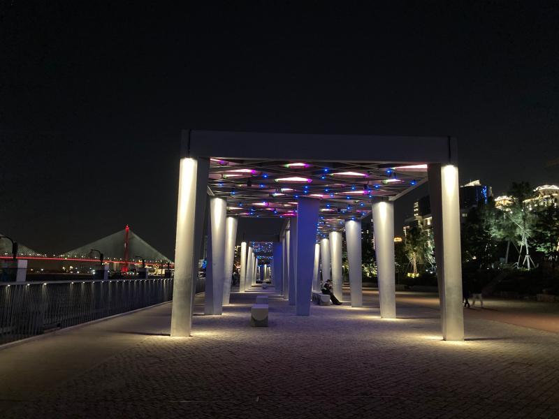 前方多图高颜值滨江白天夜晚各有千秋秘密在这些城市家具的细节中