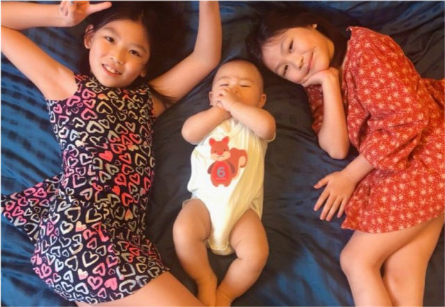 蔡少芬|蔡少芬为儿子庆生，罕见公开三个孩子同框正面照，全都长得像妈妈