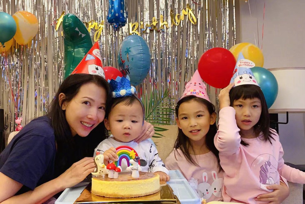 蔡少芬|蔡少芬为儿子庆生，罕见公开三个孩子同框正面照，全都长得像妈妈