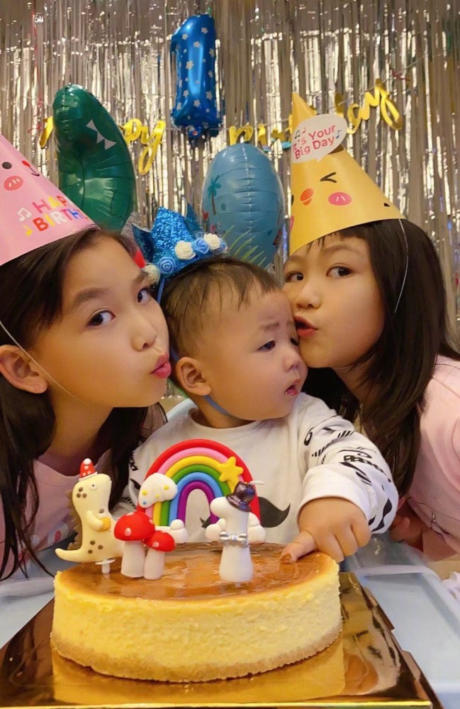 蔡少芬|蔡少芬为儿子庆生，罕见公开三个孩子同框正面照，全都长得像妈妈