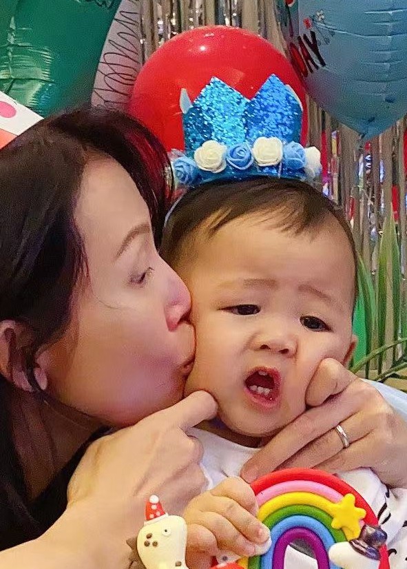 蔡少芬|蔡少芬为儿子庆生，罕见公开三个孩子同框正面照，全都长得像妈妈