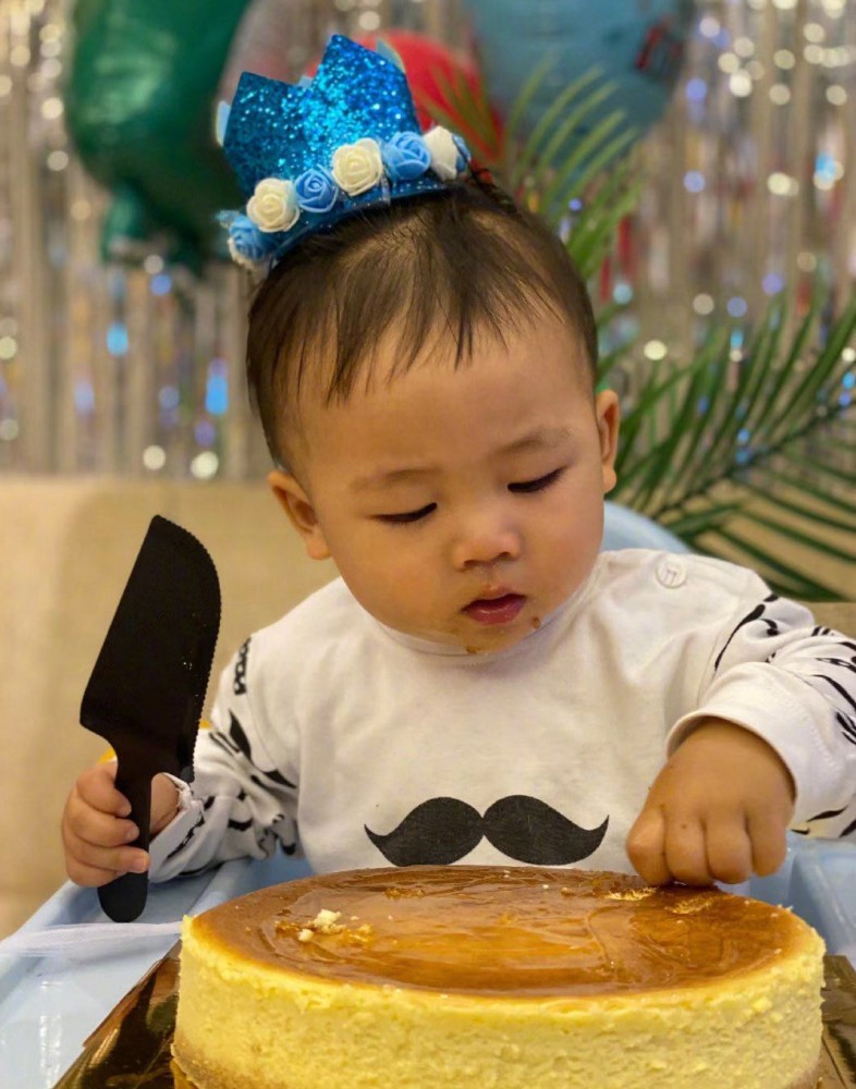 蔡少芬|蔡少芬为儿子庆生，罕见公开三个孩子同框正面照，全都长得像妈妈