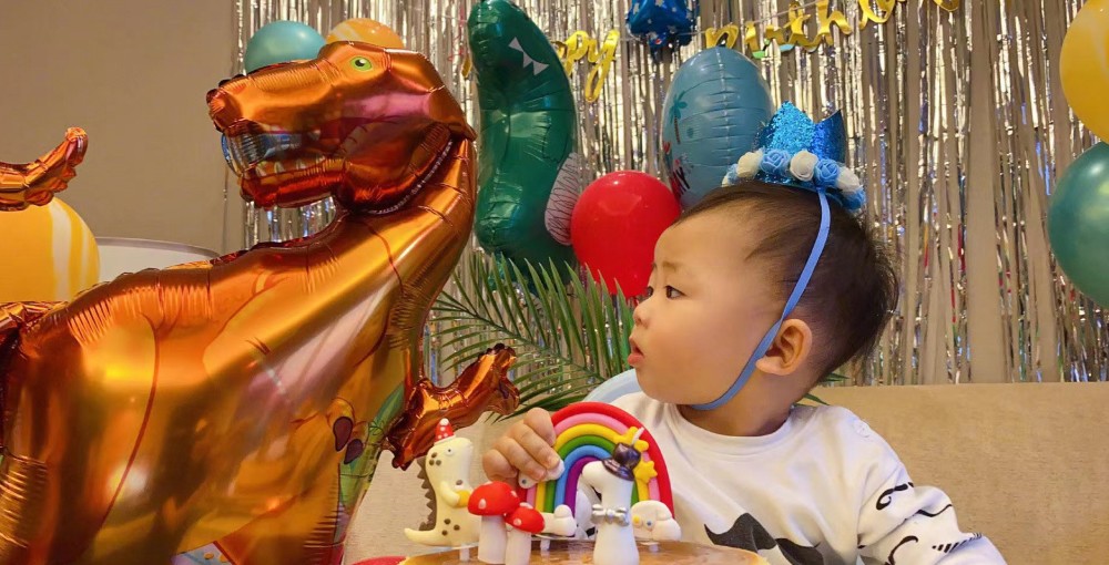 蔡少芬|蔡少芬为儿子庆生，罕见公开三个孩子同框正面照，全都长得像妈妈