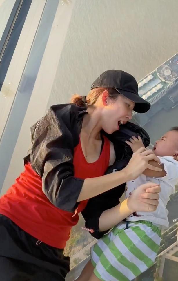 蔡少芬|蔡少芬为儿子庆生，罕见公开三个孩子同框正面照，全都长得像妈妈