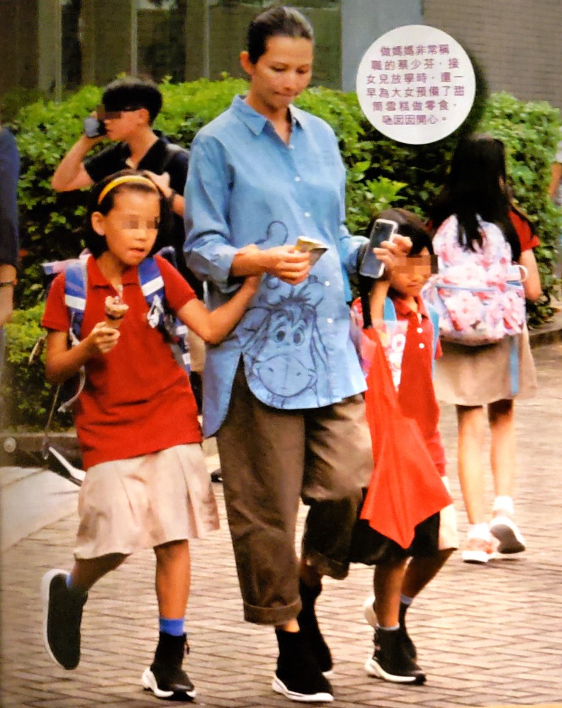 蔡少芬|蔡少芬为儿子庆生，罕见公开三个孩子同框正面照，全都长得像妈妈