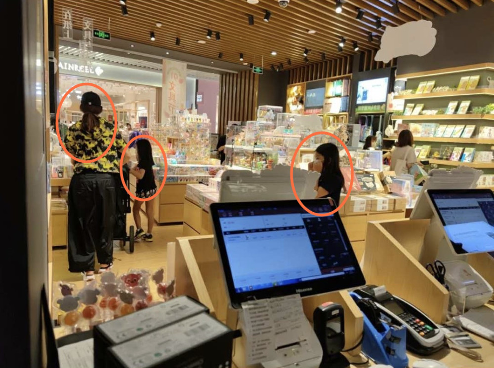 蔡少芬|蔡少芬为儿子庆生，罕见公开三个孩子同框正面照，全都长得像妈妈