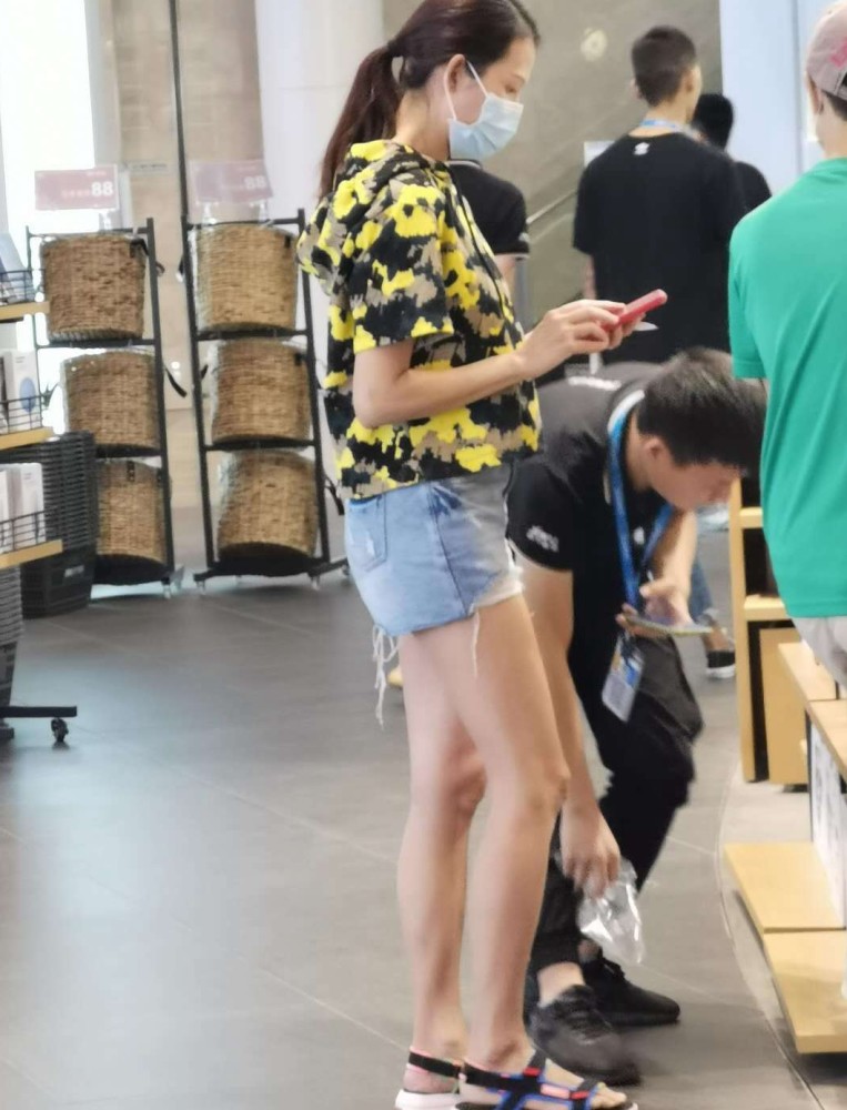 蔡少芬|蔡少芬为儿子庆生，罕见公开三个孩子同框正面照，全都长得像妈妈