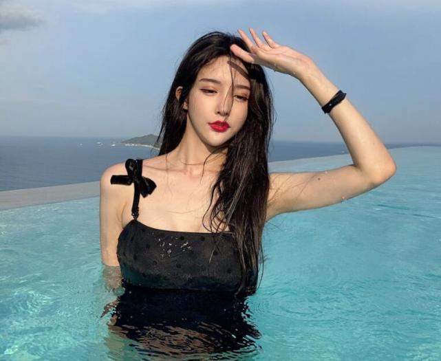 艾比首次晒童年照,小时候五官精致立体,对比现在实在太可惜