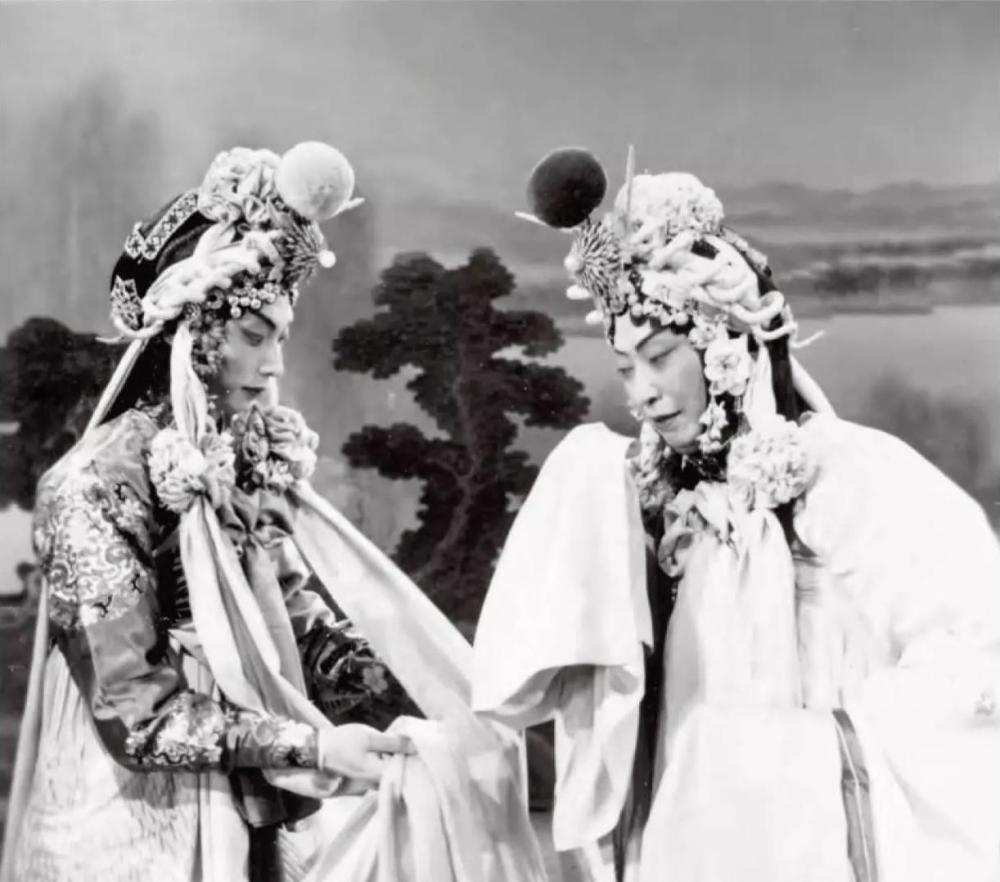图:《白蛇传》,梅兰芳(右)饰演白蛇,梅葆玥饰演青蛇.