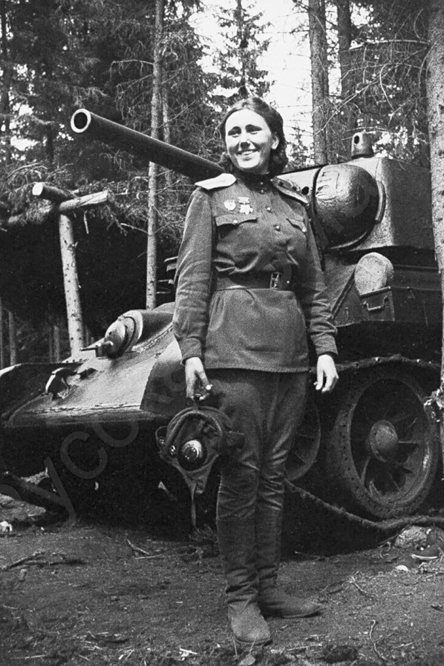 苏联第一位女坦克手玛丽亚·瓦西里耶夫娜·奥克季布拉斯基 在战友的