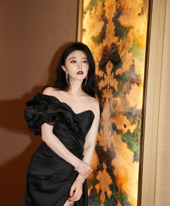 范冰冰|范冰冰人气跌落谷底？视频评论量仅为200个，就连高仿号都不如