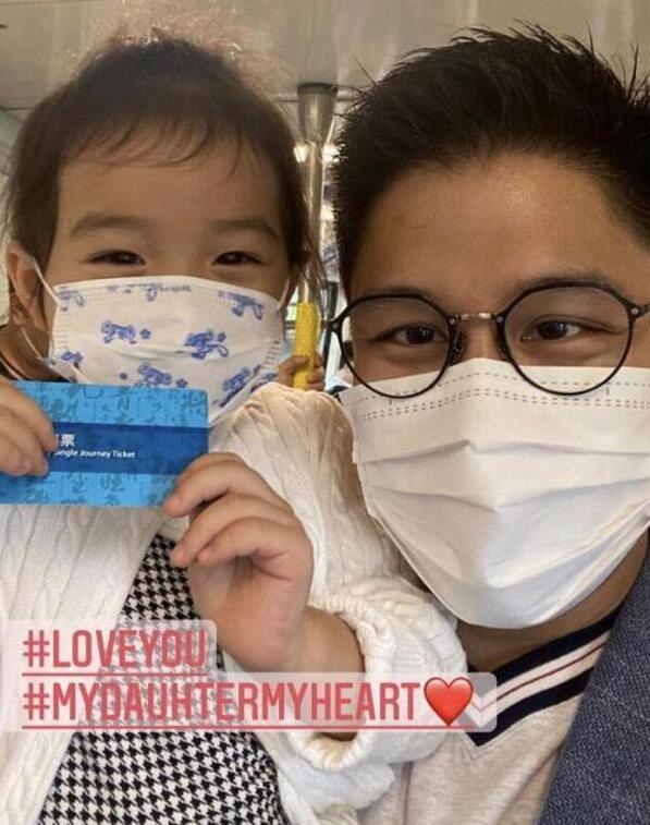 霍启刚|霍启刚带7岁儿子外出游玩，父子俩模仿老虎雕像，霍中曦眼神亮了