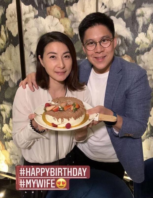 霍启刚|霍启刚带7岁儿子外出游玩，父子俩模仿老虎雕像，霍中曦眼神亮了