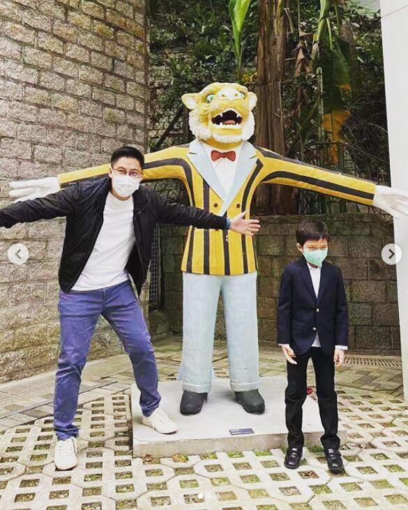 霍启刚|霍启刚带7岁儿子外出游玩，父子俩模仿老虎雕像，霍中曦眼神亮了