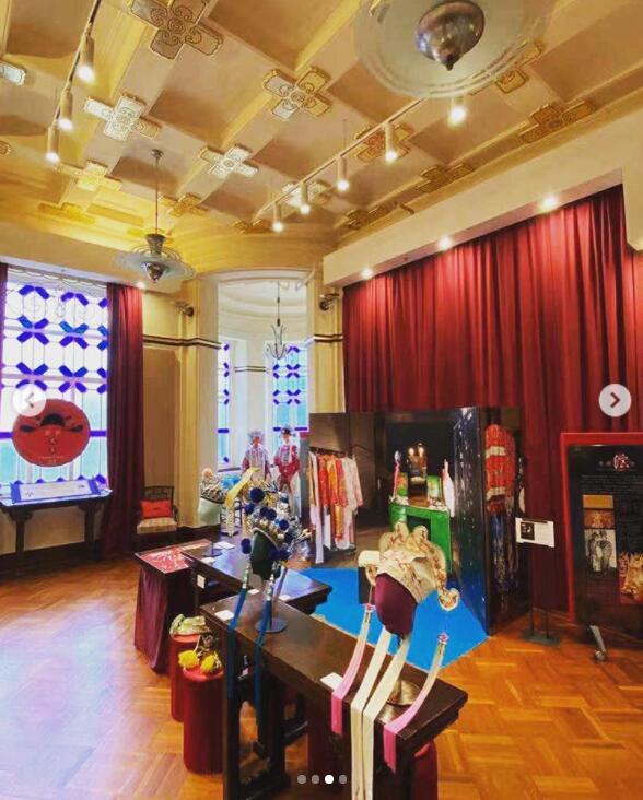 霍启刚|霍启刚带7岁儿子外出游玩，父子俩模仿老虎雕像，霍中曦眼神亮了