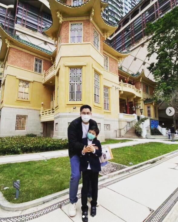 霍启刚|霍启刚带7岁儿子外出游玩，父子俩模仿老虎雕像，霍中曦眼神亮了