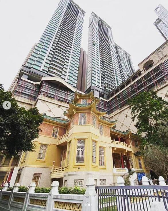 霍启刚|霍启刚带7岁儿子外出游玩，父子俩模仿老虎雕像，霍中曦眼神亮了