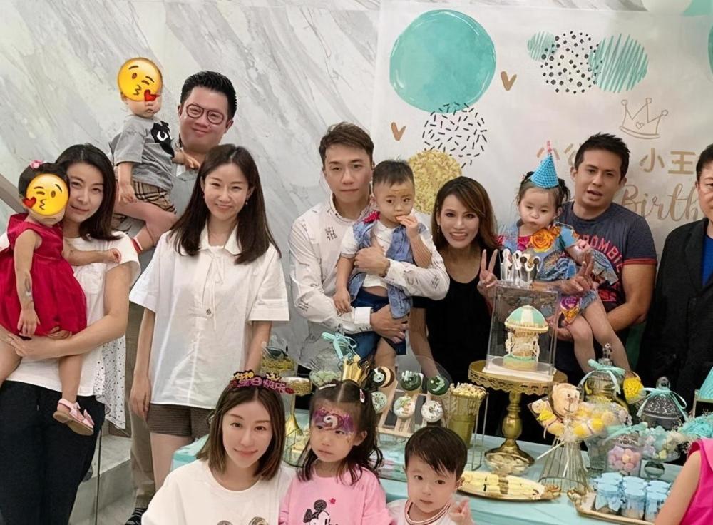 霍启刚|霍启刚带7岁儿子外出游玩，父子俩模仿老虎雕像，霍中曦眼神亮了