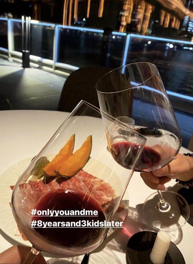 霍启刚|霍启刚带7岁儿子外出游玩，父子俩模仿老虎雕像，霍中曦眼神亮了