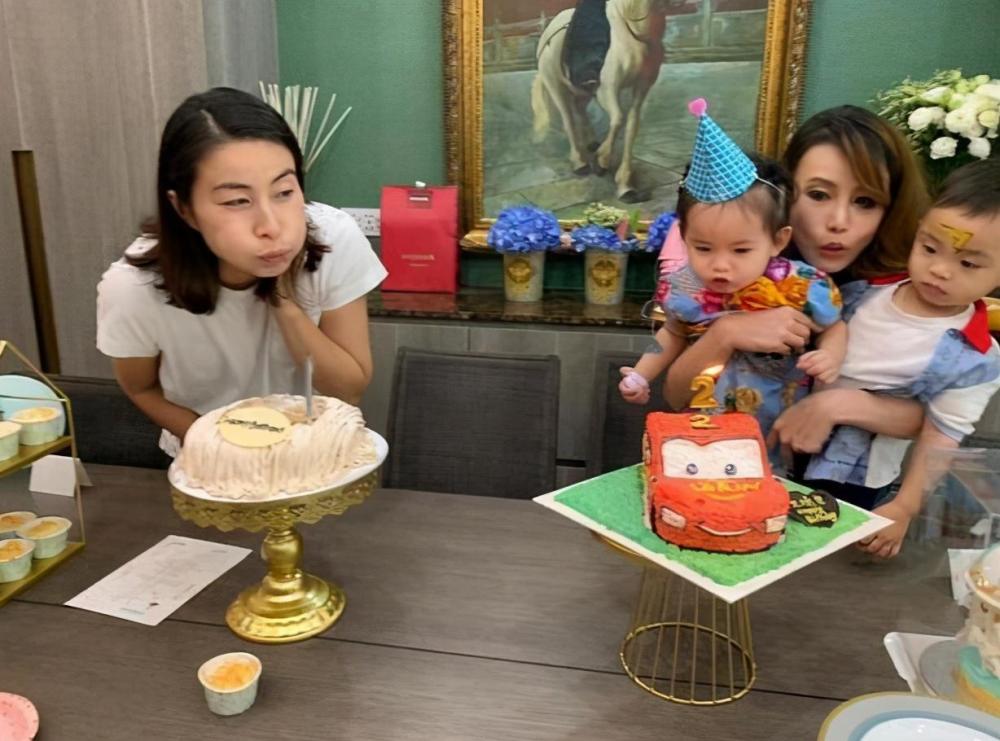 霍启刚|霍启刚带7岁儿子外出游玩，父子俩模仿老虎雕像，霍中曦眼神亮了