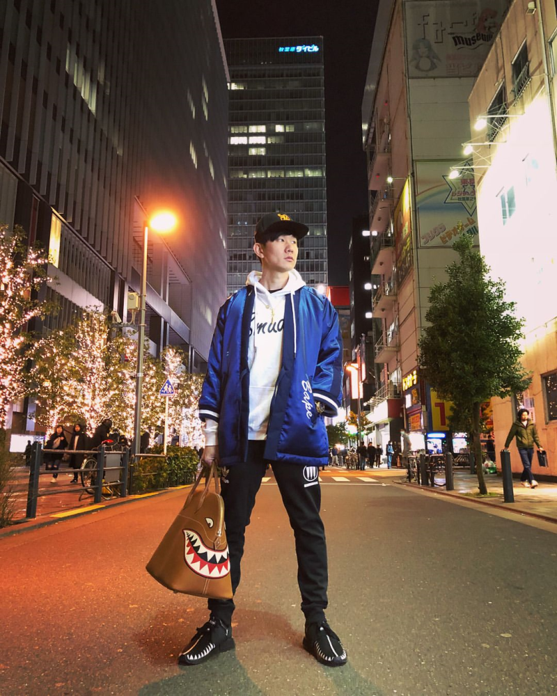 林俊杰真一点没变,红色卫衣造型朝气满满,和以往对比没多大区别_腾讯