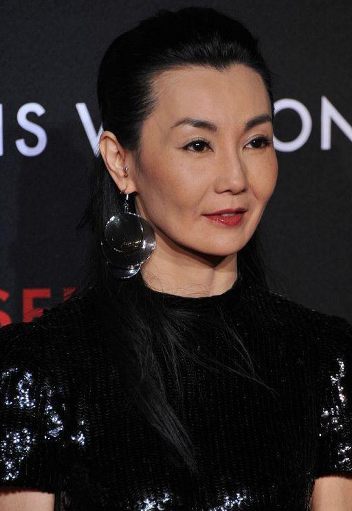 张曼玉越老越低调虽然身材变瘦让人失望但气质自信仍然在