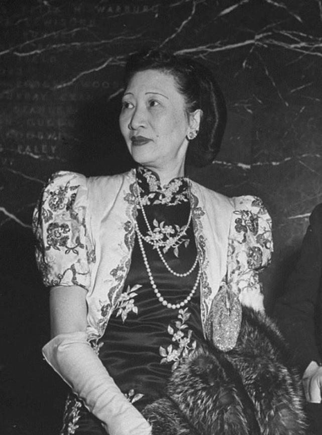 严幼韵于1925年考入沪江大学,1927年转入复旦大学商科,成为复旦大学的