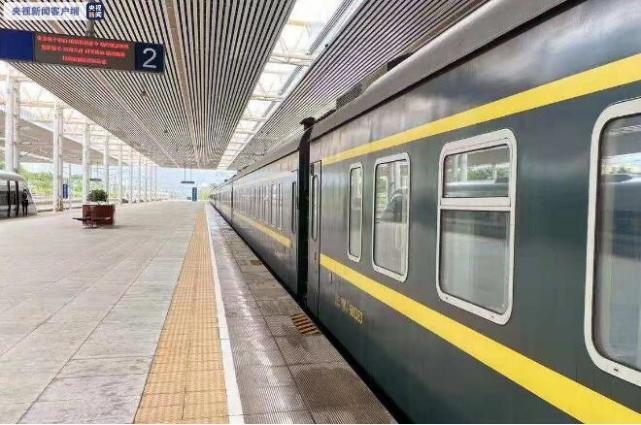 海口至上海南k512次,海口至哈尔滨西z112次,三亚至北京西z202次