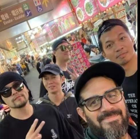 周杰伦|周杰伦教刘畊宏女儿打篮球，贴心指导耐心十足，身材却明显发福？