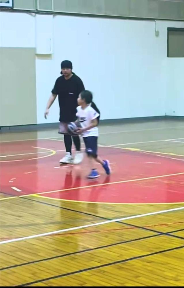 周杰伦|周杰伦教刘畊宏女儿打篮球，贴心指导耐心十足，身材却明显发福？