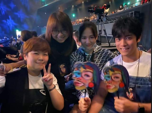 陈乔恩|陈乔恩带男友看演出，台下亲密合影，艾伦来台湾两个月仍不舍离开