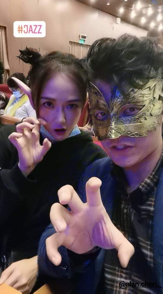 陈乔恩|陈乔恩带男友看演出，台下亲密合影，艾伦来台湾两个月仍不舍离开