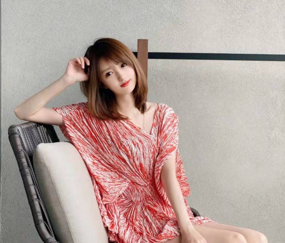 腾讯nba美女主播小七海边出游短裙泳衣美艳动人竹竿腿吸睛